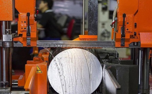 沙湾立式金属带锯床切削出现跑带故障解决方法！